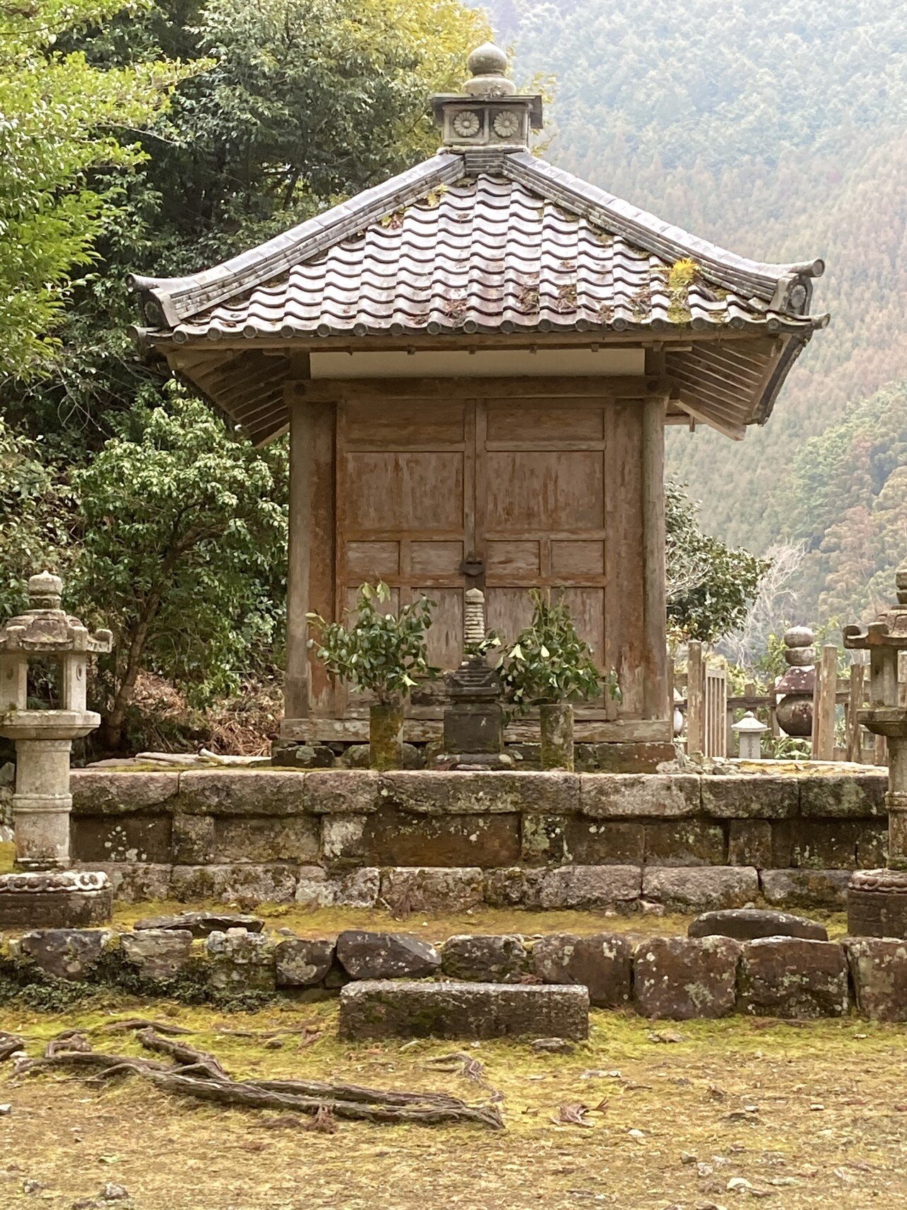 京都府内の石造物㊼：高山寺宝篋印塔｜綾