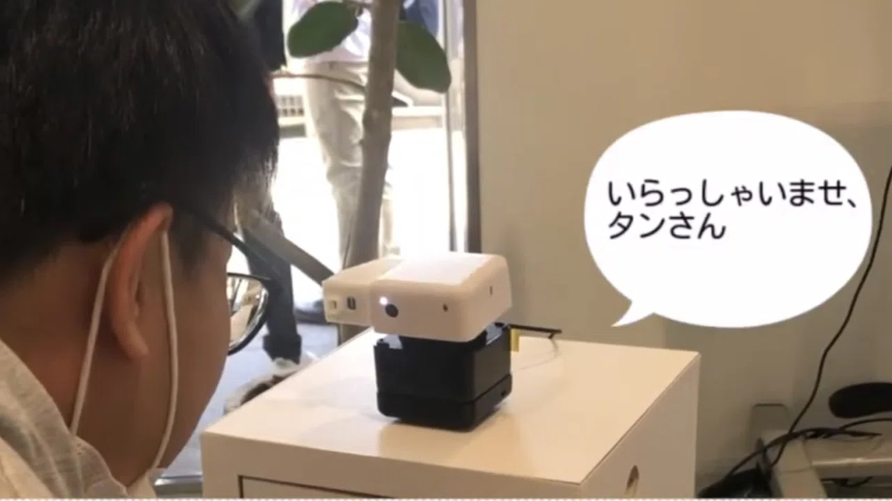 PLEN Cube (顔認証AIアシスタント) PLEN Robotics、小型顔認証AI接客ロボット「PLEN Cube」で対人サービス