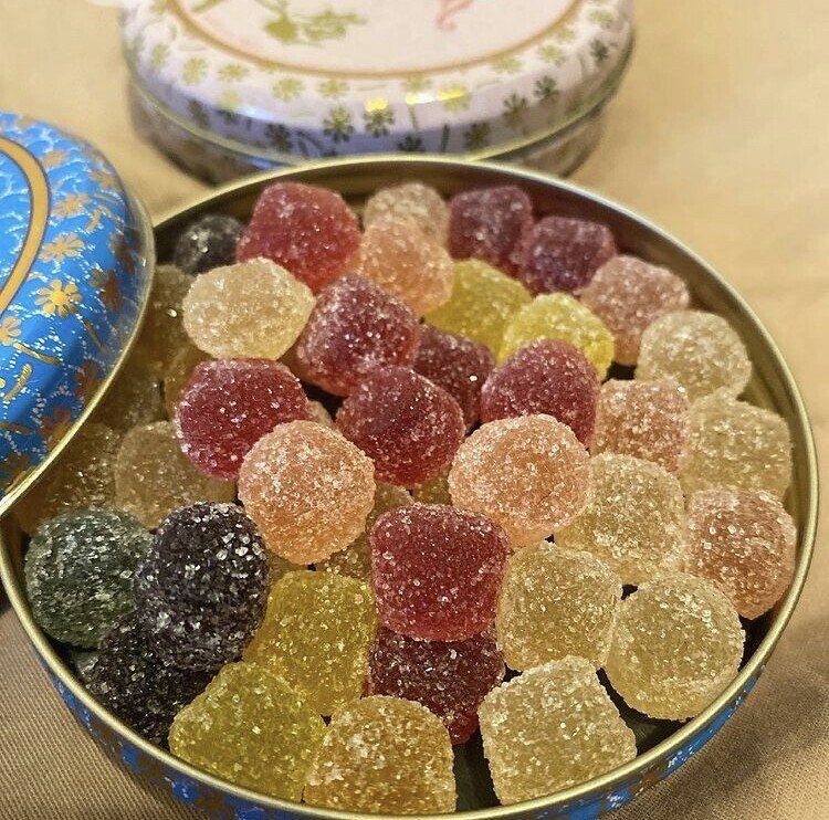 ボワシエ（Boissier）：缶の容器も可愛い、カラフルなお菓子が