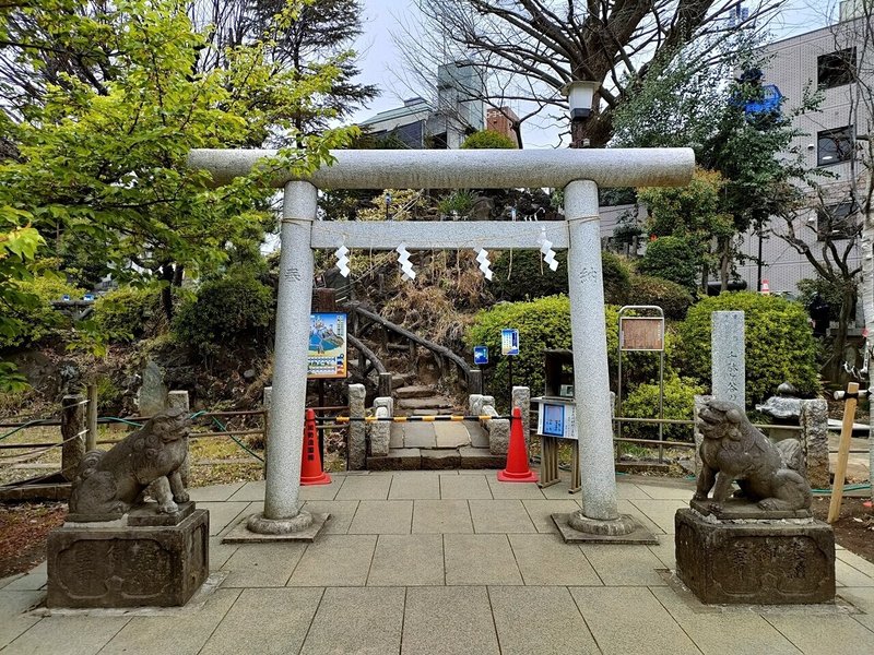 鳩森八幡神社富士塚と狛犬