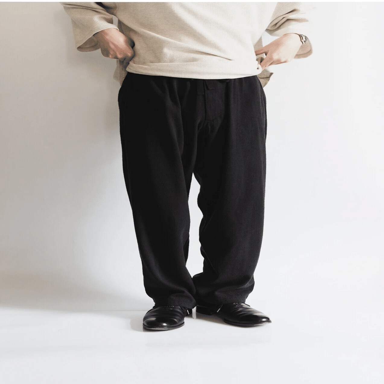 高騰するCOMOLIのドロストパンツ…代用品と言うにはあまりに失礼な