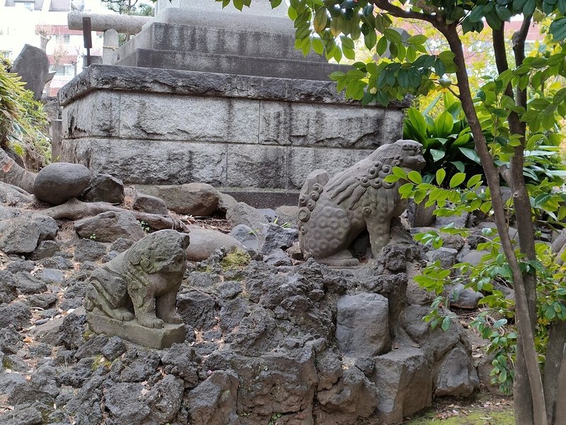 鳩森八幡神社富士塚山麓の狛犬たち