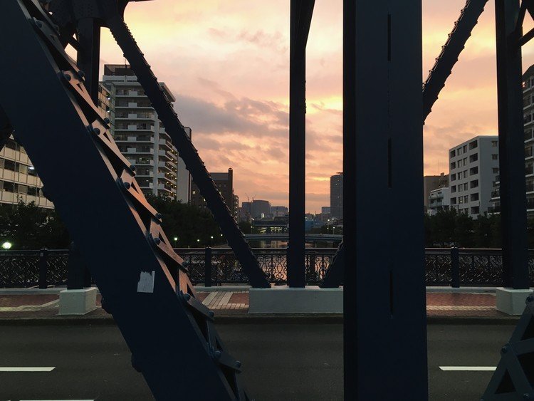 いつかの夕陽。橋と川のある風景が昔から好きなんですよね。