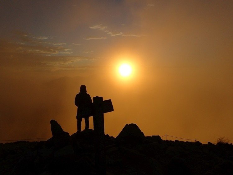 2696mの唐松岳山頂で夕陽を眺めるカメラ女子