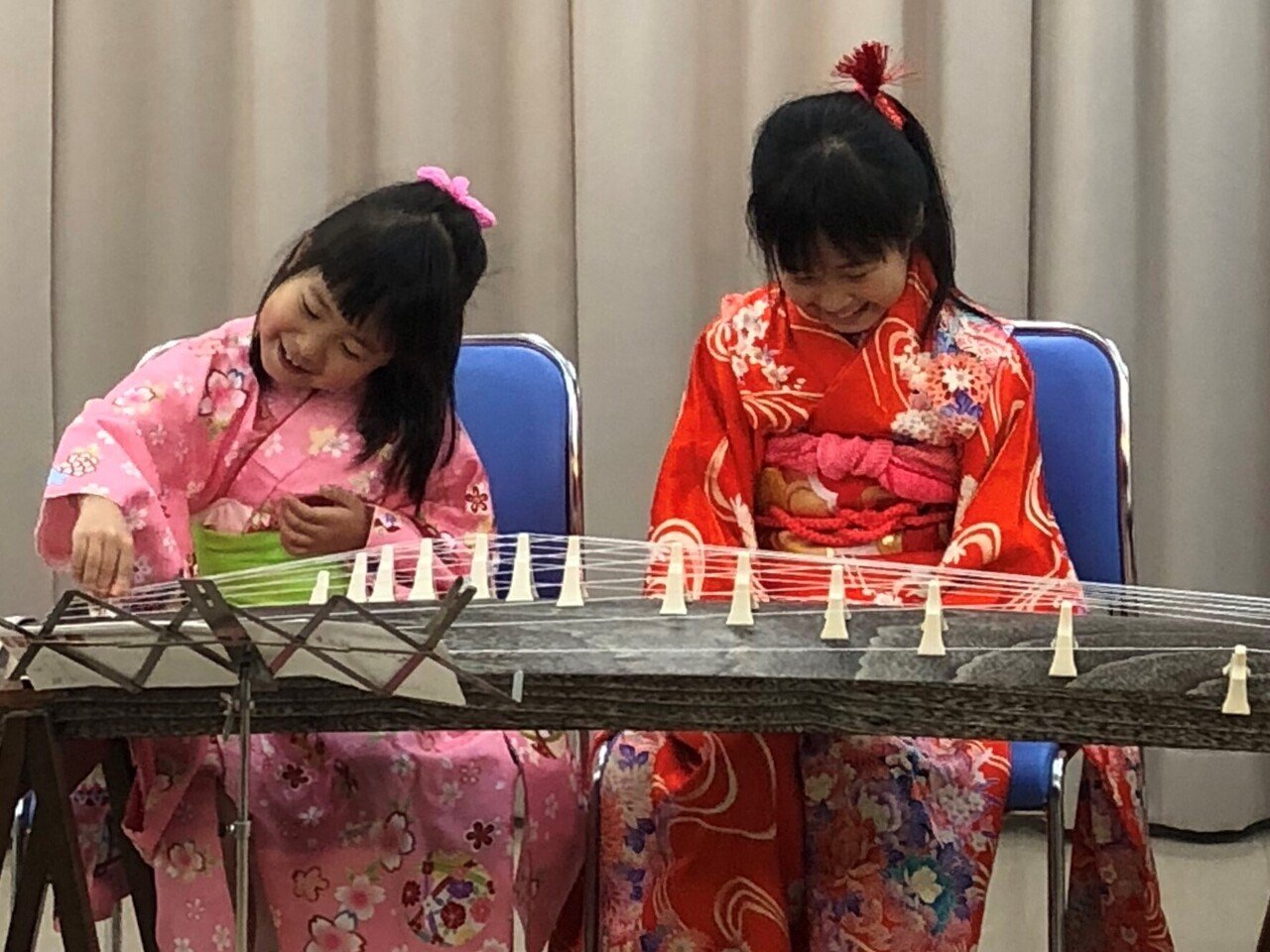 お琴です。箏曲部でのお家練習用に、良い音色です。 お琴です。箏曲部でのお家練習用に、良い音色です。 お琴