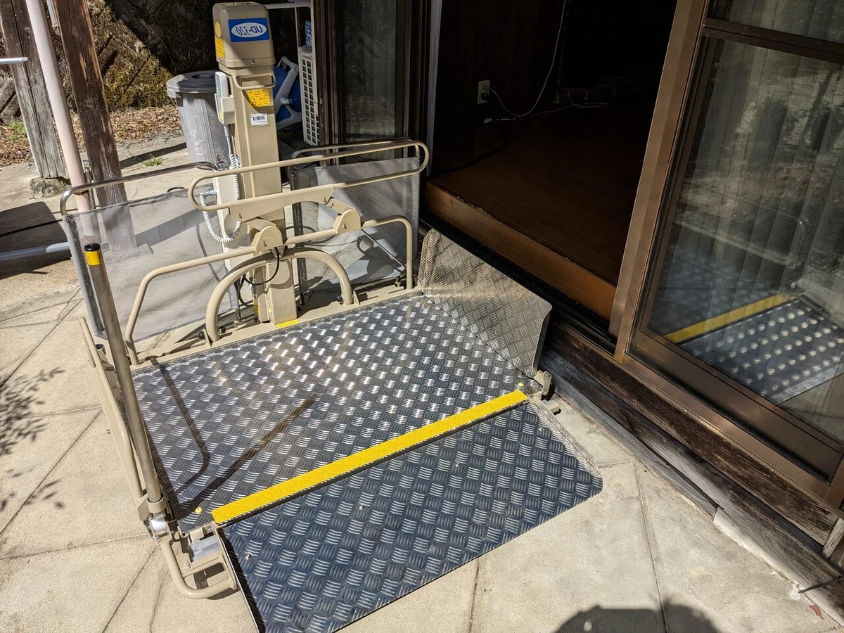 車椅子で家の中に入る手段 昇降リフトの活用例｜はぁとる 福祉用具のお店