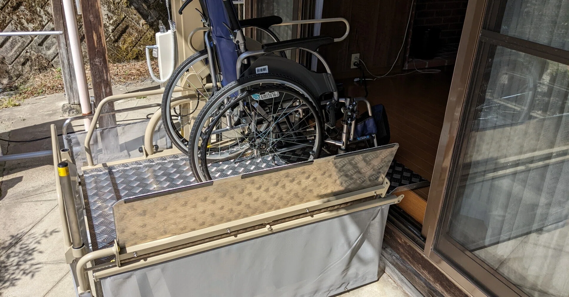 車椅子で家の中に入る手段 昇降リフトの活用例｜はぁとる 福祉用具のお店