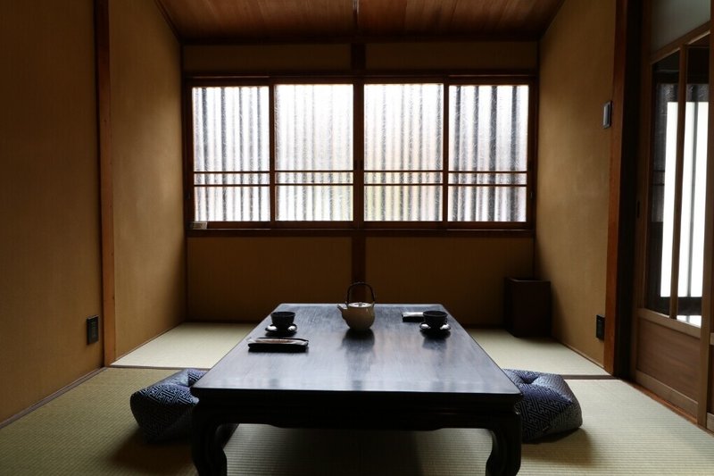 座布団は90年の伝統を誇る「京都洛中高岡屋」の製作。 生地には西陣織を使用