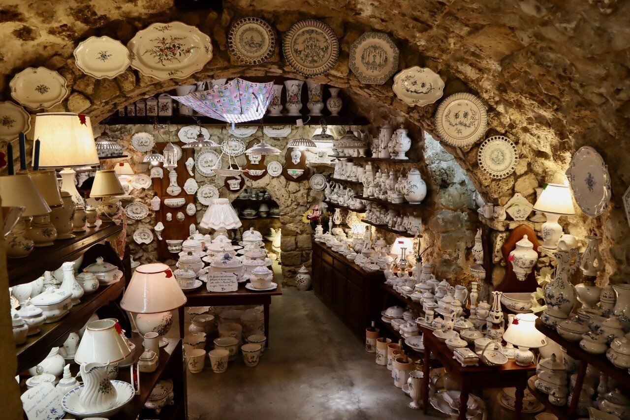 岩山の小さな村「ムスティエ・サント・マリー」の陶器｜Mao Yoshida