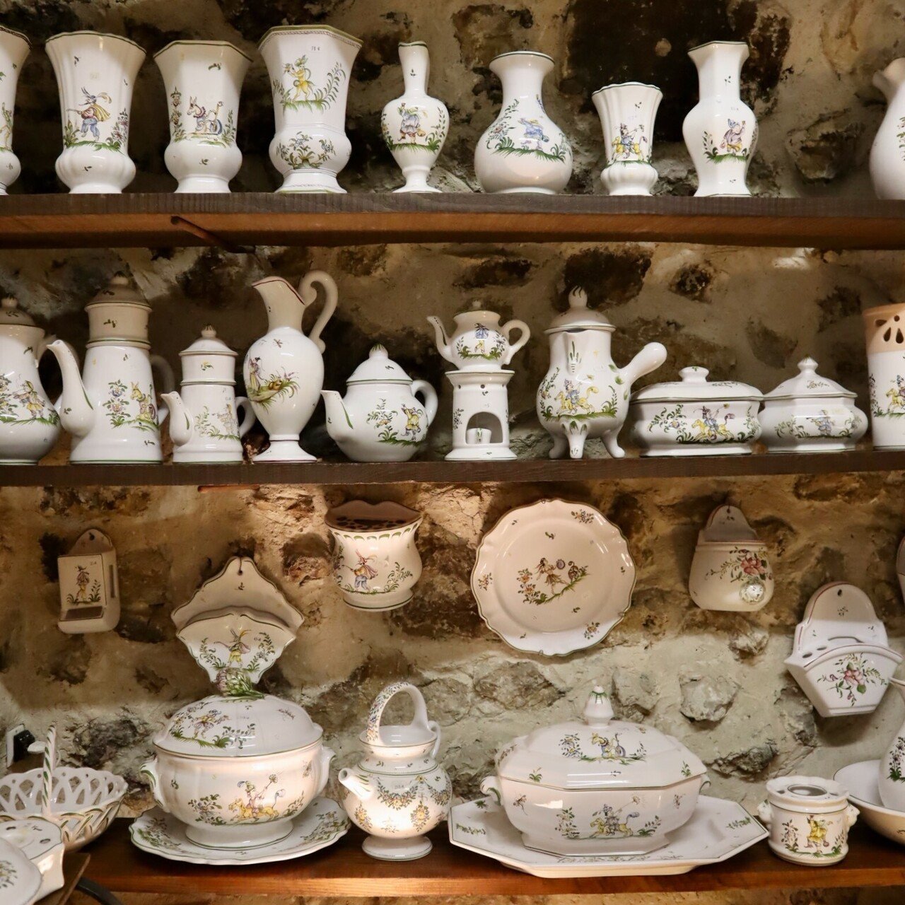 18世紀のムスティエ 小さめのお皿 *状態比較的良 岩山の小さな村「ムスティエ・サント・マリー」の陶器｜Mao Yoshida