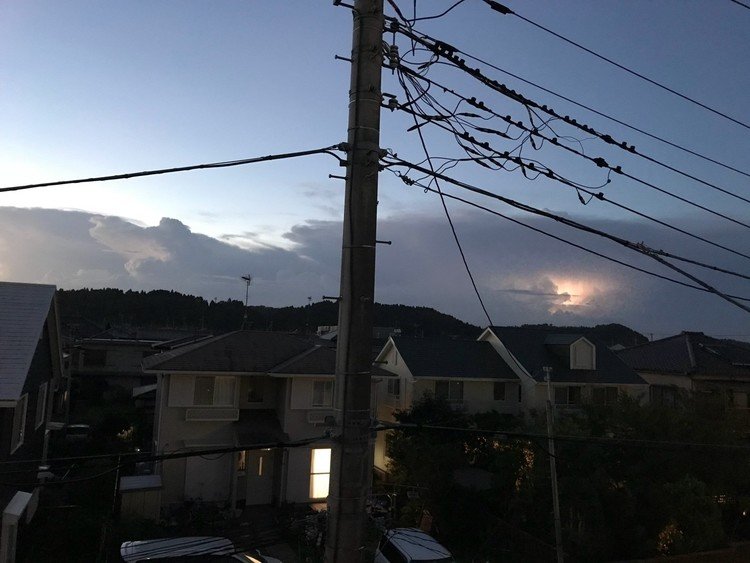 我が家から見える雷雲

雲の中に⚡️

あの下は雨☔？雷⚡️？