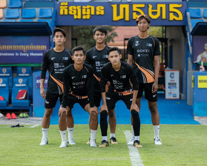 カンボジアのサッカーチームへ