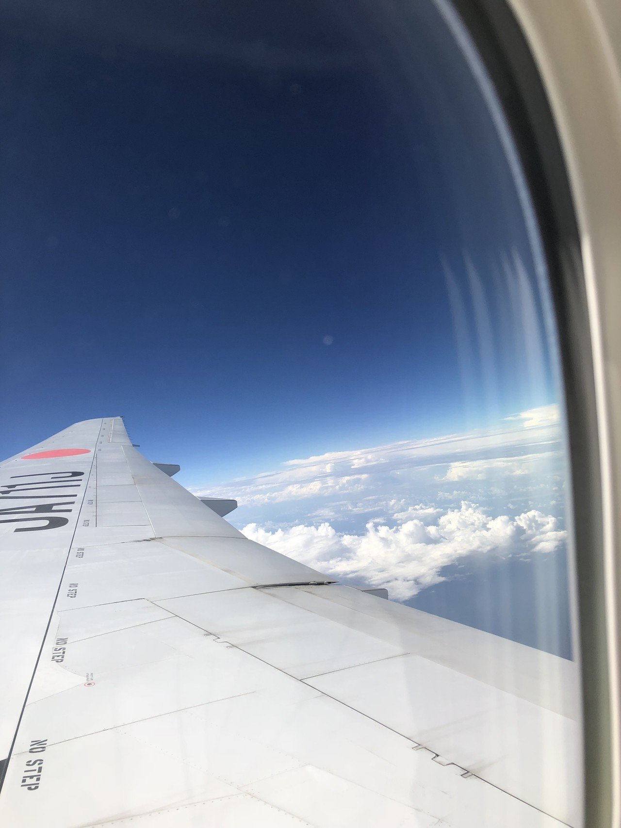 シンガポール 今日の空を見上げ 雲の形の変化を眺めながら憶いだした 帰国時の空の旅路中 雲の中へと入っていき 雲の中の空洞を見つけたり 動画 をみてまたre 感覚 ラプリリス Note