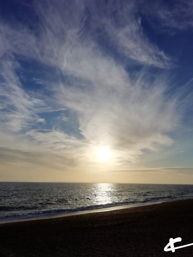 海に乱反射する太陽。それを覆う雲。