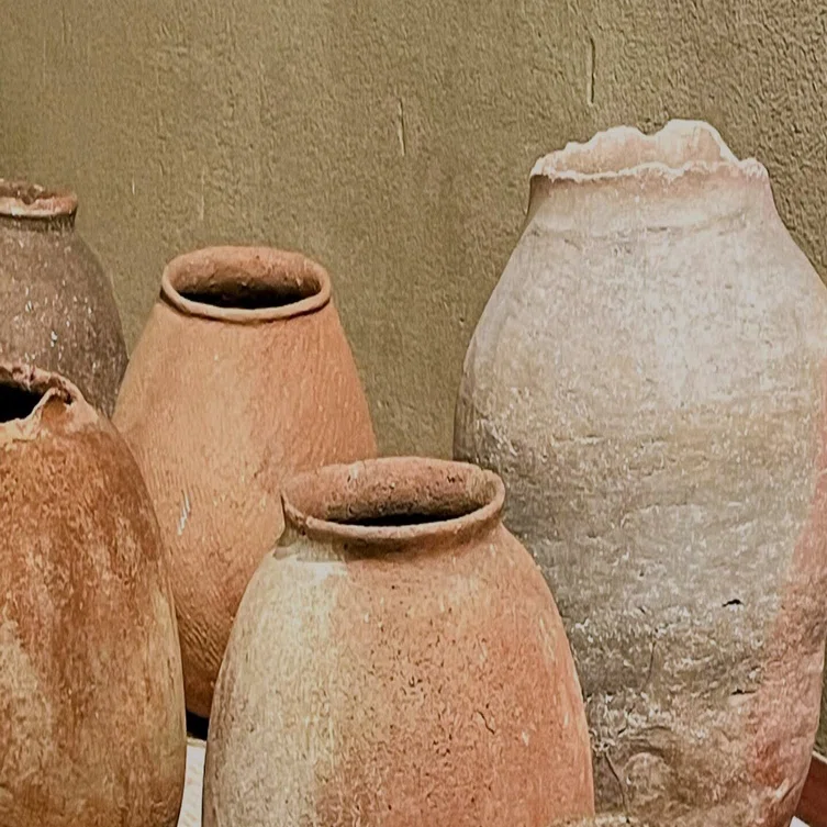 パナリ焼展：1 ／箱根菜の花展示室｜美術館とお寺と猫