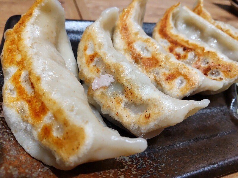 梅田hep通りにある 肉汁餃子のダンダダン で晩御飯 夜も定食が食べられるお店で 生ビールに自家製炙りチャーシュー そして肉汁焼餃子定食 を食べてきました 肉汁はそれほど出なかったですが 餡が詰まった食べ まるぞう Note