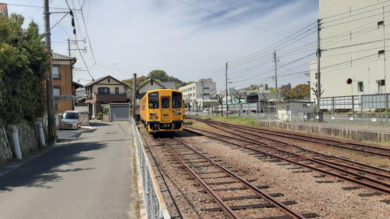 黄色い島原鉄道 キハ2504系、本諫早駅、車庫のところに眠ってい