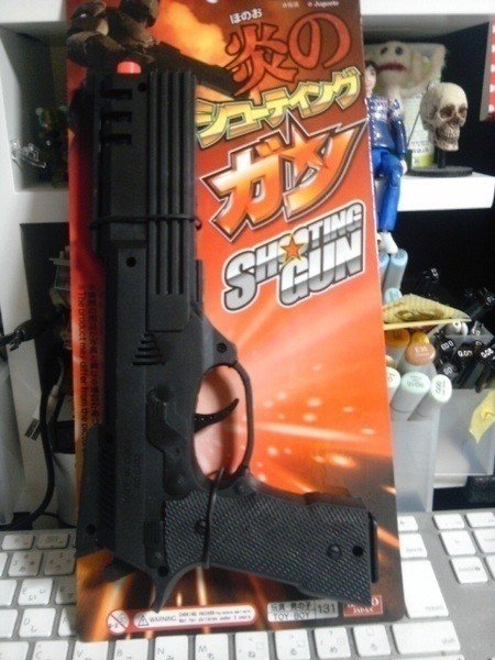 ダイソーのおもちゃ売り場でオート9 映画 ロボコップ でロボコップが使ってた銃 が売ってたのでゲット 100円 弾は出ず 引き金を引くとカタカタと音が鳴って内部が少し火花で光ります 若狭たけし 漫画家 Note ダイソーのおもちゃ売り場でオート9 映画 ロボコップ でロボコップが使ってた銃 が売ってたのでゲット 100円 弾は出ず 引き金を引くとカタカタと音が鳴って内部が少し火花で光ります 若狭たけし 漫画家 Note