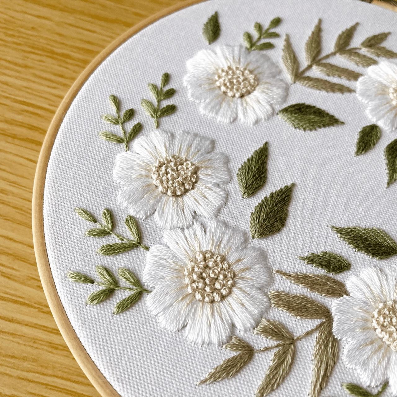 刺繍 刺繍した布 花のリース オリジナル図案 - 生地