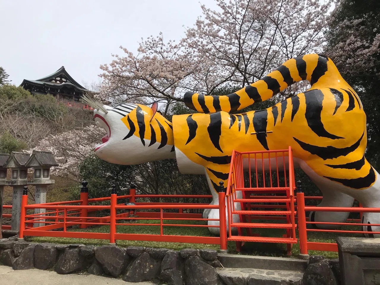 寺信様への個別出品です！ 36. さくら詣で。毘沙門天王の総本山 奈良の信貴山朝護孫子寺｜みつな