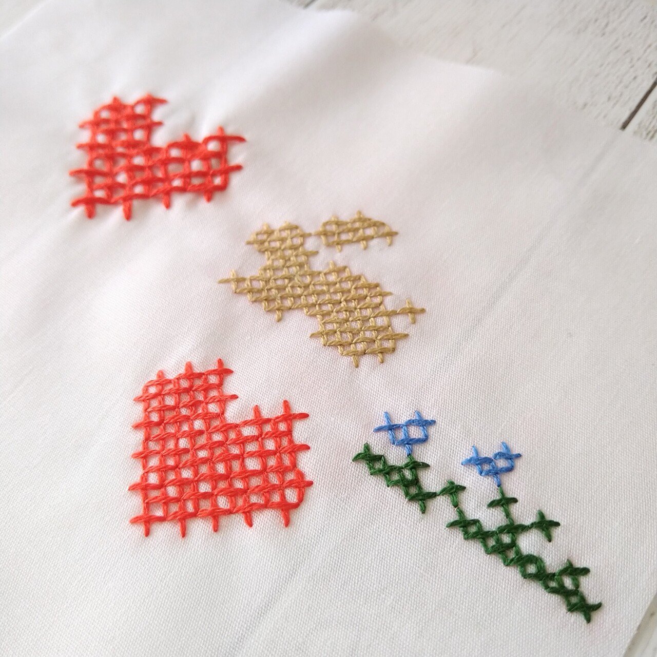 クロスステッチ風刺繍4🐰🌿|Apostrophe+s 刺繍雑貨作家 クロスステッチ風刺繍4🐰🌿|Apostrophe+s 刺繍雑貨作家