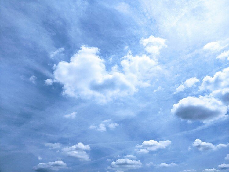 現在の気温27℃🌡 ......夏の気温！！？？∑(ﾟﾛﾟ;)  あ、空は雲が大暴れしてるように見えました😙