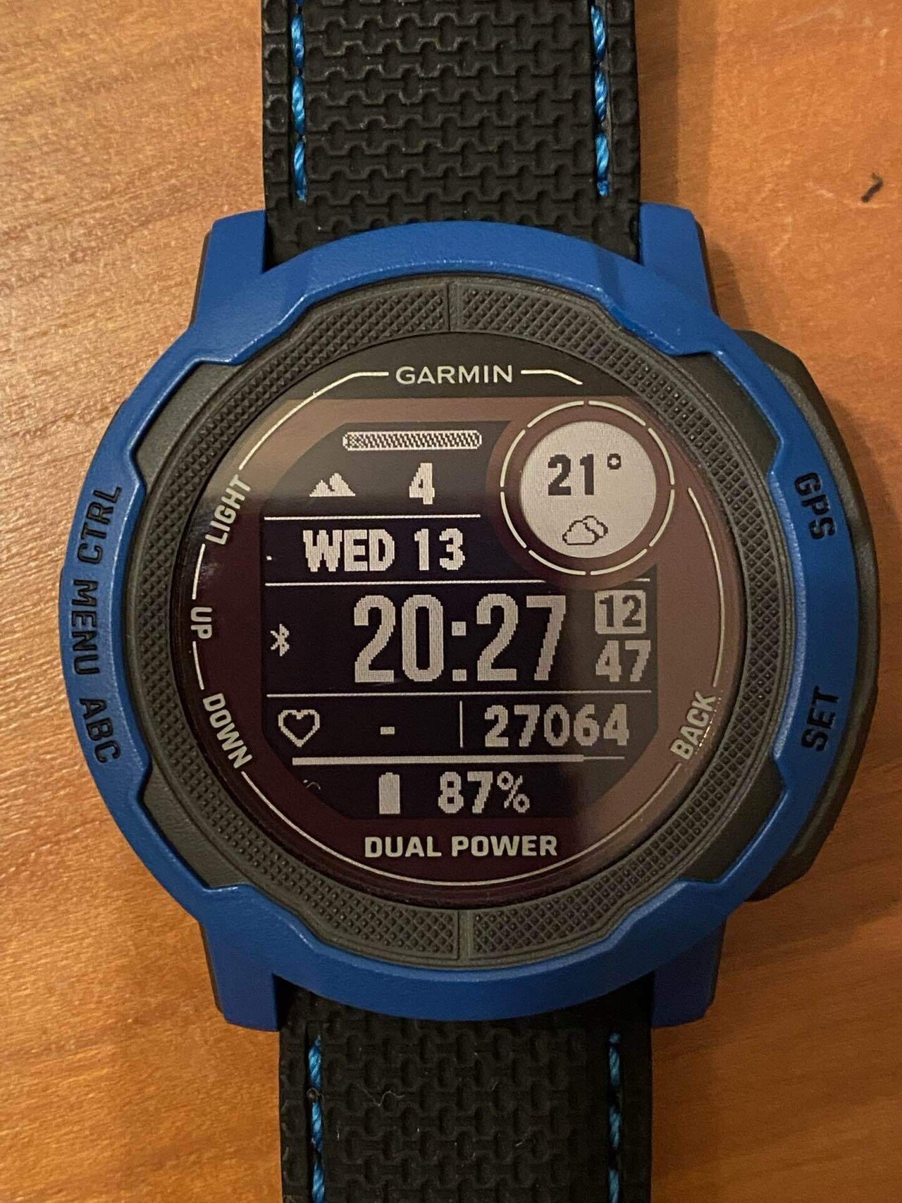 Garmin Instinct 2 Dual Power のウォッチフェイスとバンドの変更