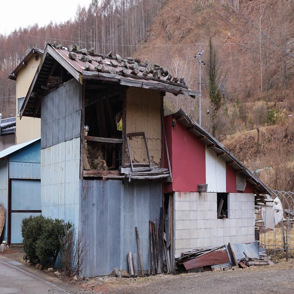 小屋の屋根と置き石 遠藤 宏 Photographer Note