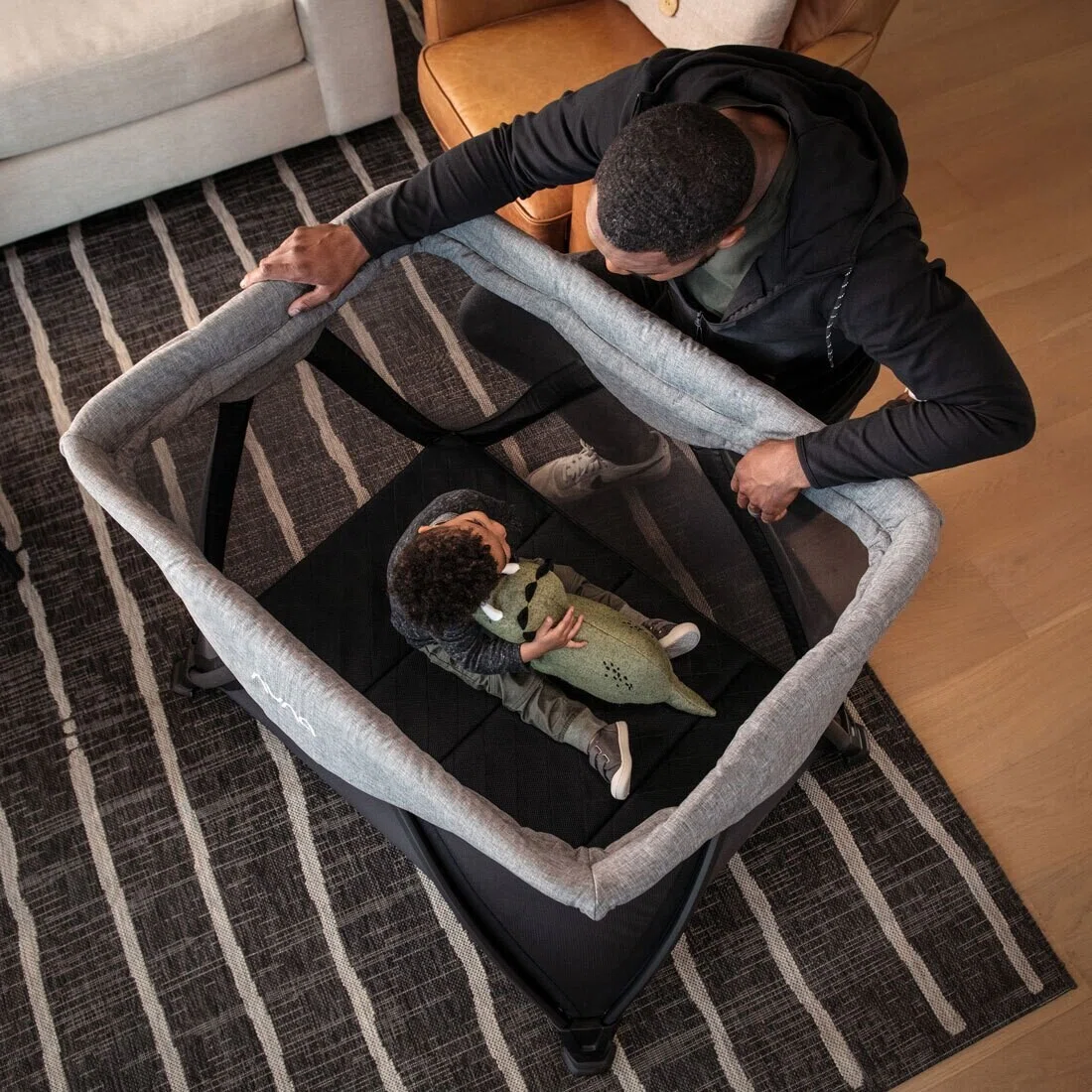 nuna ヌナ ベビーベッド トラベルコット セナ ブラック 新色登場】日中 