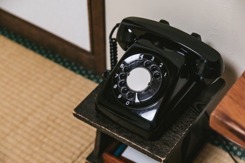 和室の片隅に置かれた黒電話