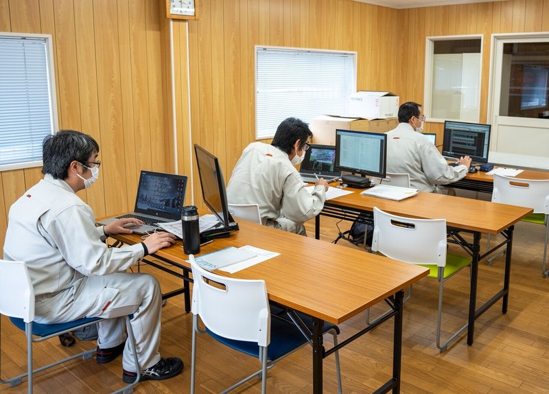作業中の社員の皆さん(一番前の席がフィーさんです)