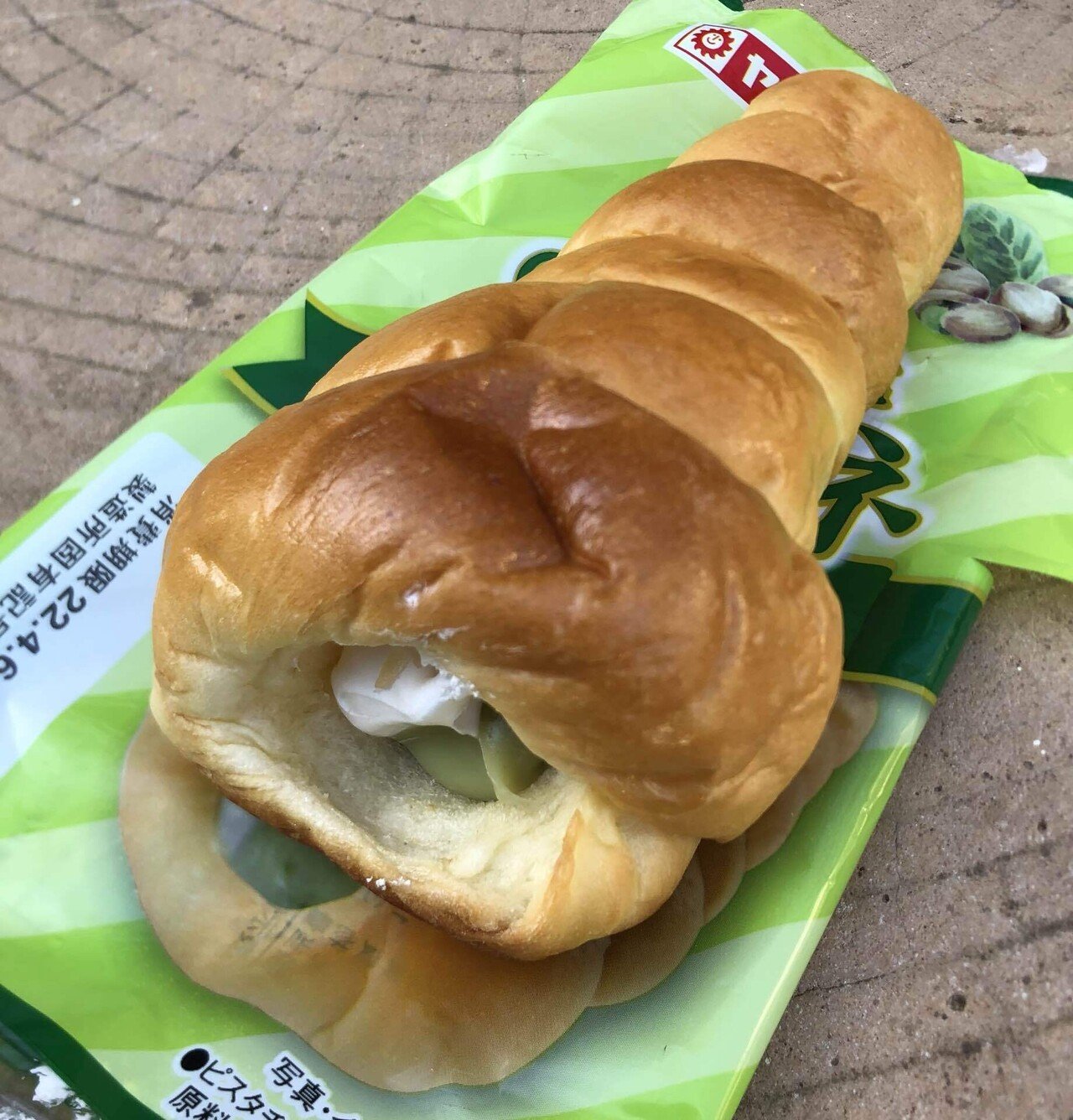 菓子パン紀69☆ ヤマザキ 2色コロネ ピスタチオクリーム&ホイップ｜熊