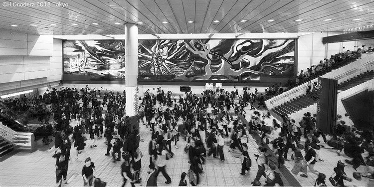 おなじみ、岡本太郎の巨大壁画「明日の神話」がある渋谷駅のコンコース、2学期が始まればこんなもんではないでしょう。　今度撮りに行きます。（コレは複数枚重ねてます）