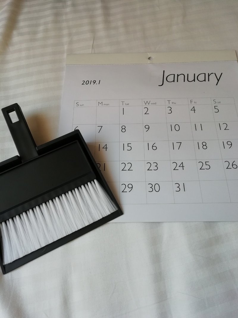 セリアのカレンダーとモノトーンミニほうき Natsuko Note セリアのカレンダーとモノトーンミニほうき Natsuko Note