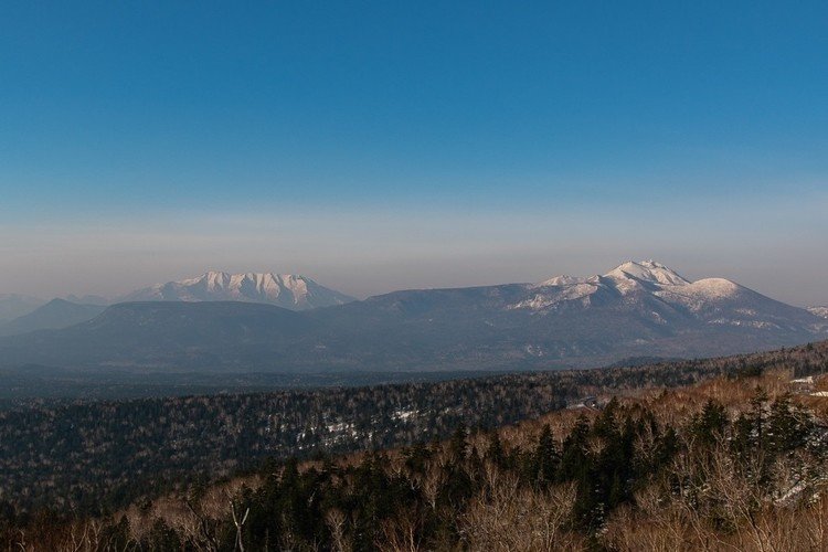 深田久弥が百名山に入れなかったことを謝った山、ニペソツ山（向かって右）とウペペサンケ山