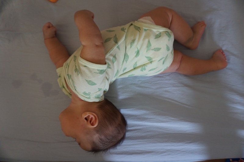 ガニ股で寝るのはいつまでだっけ 息子4か月 ミハル 子育てライター Note