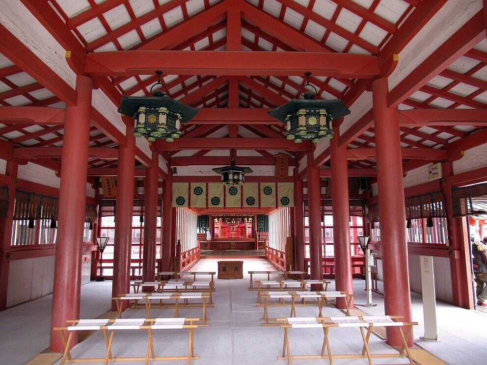 9津島神社拝殿内