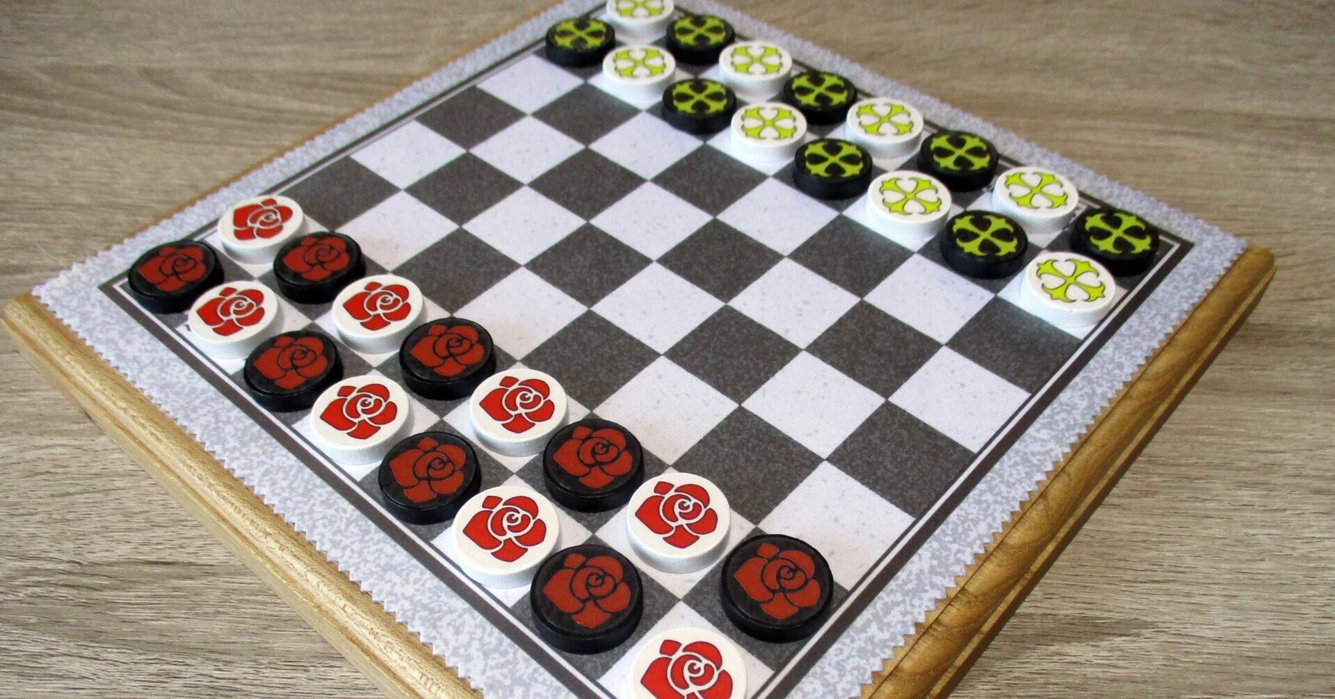 ローゼンクロイツ - 2色 ×2シンボルの新しいアブストラクトゲーム 