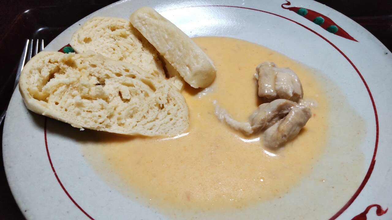 モルダウ を作曲したチェコの作曲家と言えばスメタナ スメタナ とは日本語でクリームのこと これは夫が作ったチェコ料理 クジェ ナ スメタニェ 日本語にすると チキンのクリームソース チェコでは蒸 渡邊 加奈子 Note