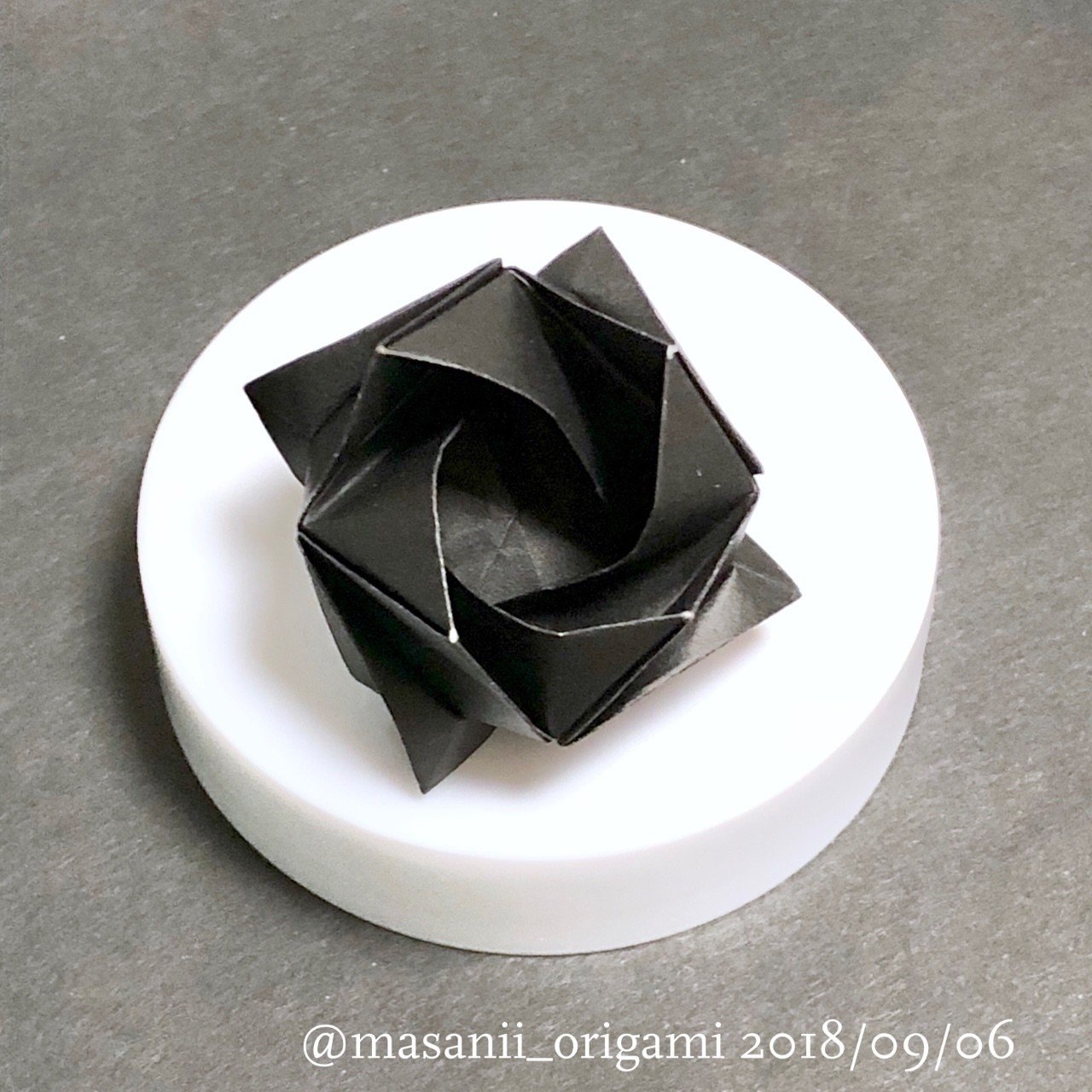 今日は黒の日 黒い折り紙を 上手に仕上げるコツはこれだ まさにぃ Note