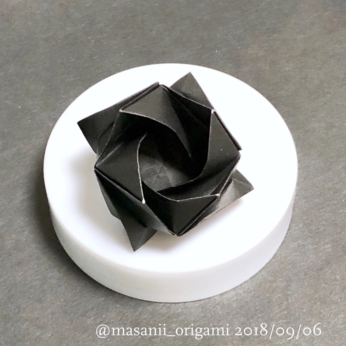 今日は黒の日】黒い折り紙を、上手に仕上げるコツはこれだ！｜まさにぃ