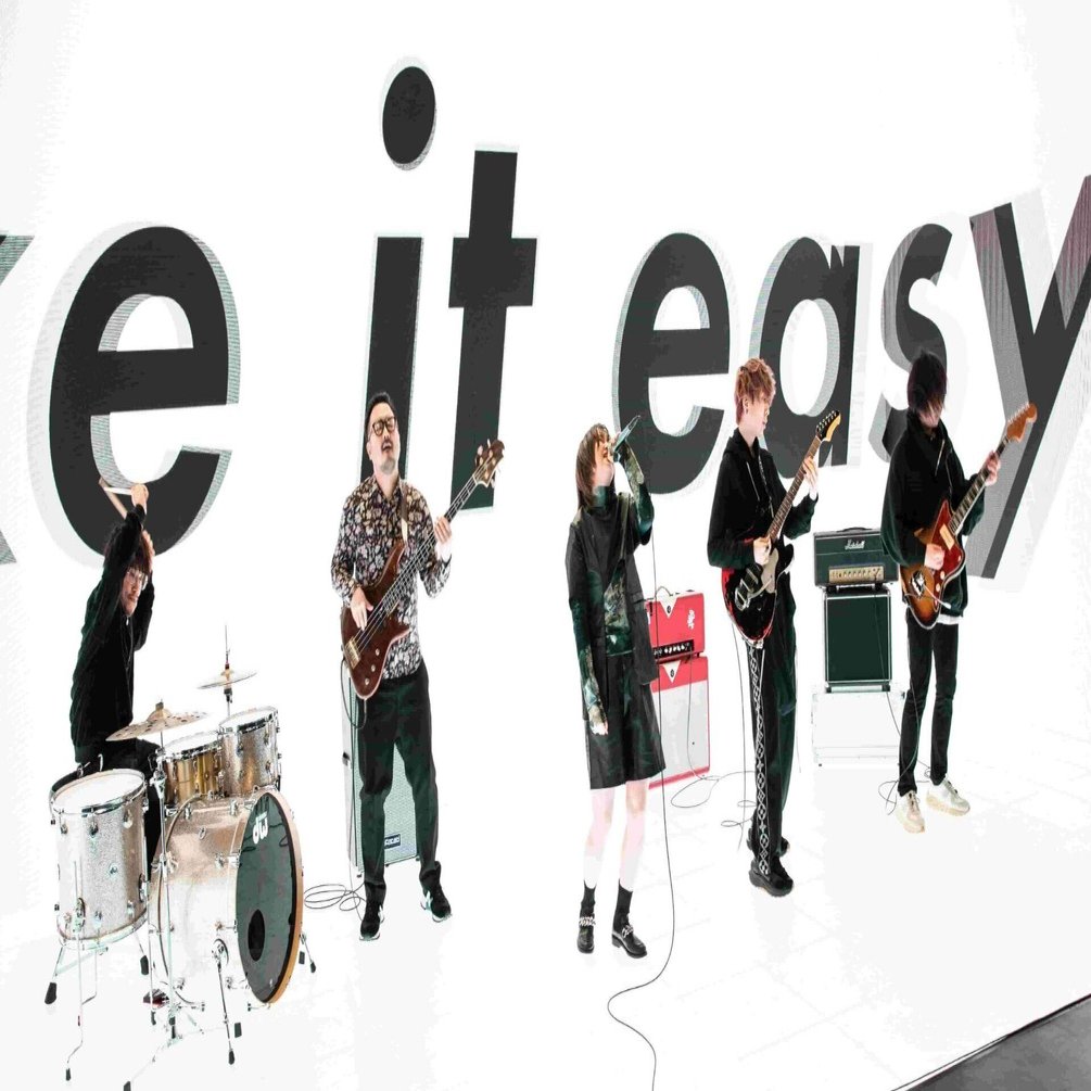 昨年12月にラランド・サーヤが CLR名義で結成した5人組バンド「礼賛