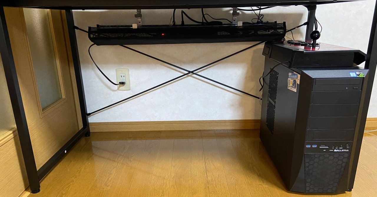 パソコンデスクのケーブルを収納するトレーを買ったら机の下が綺麗になった|喪六|noteのアイキャッチ画像