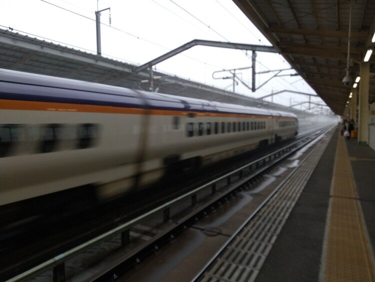 スマホ　ぼくのスマホでは新幹線　通過駅を乱暴に　一瞬で通りすぎて　キャッチできない　乱暴すぎる　速さ