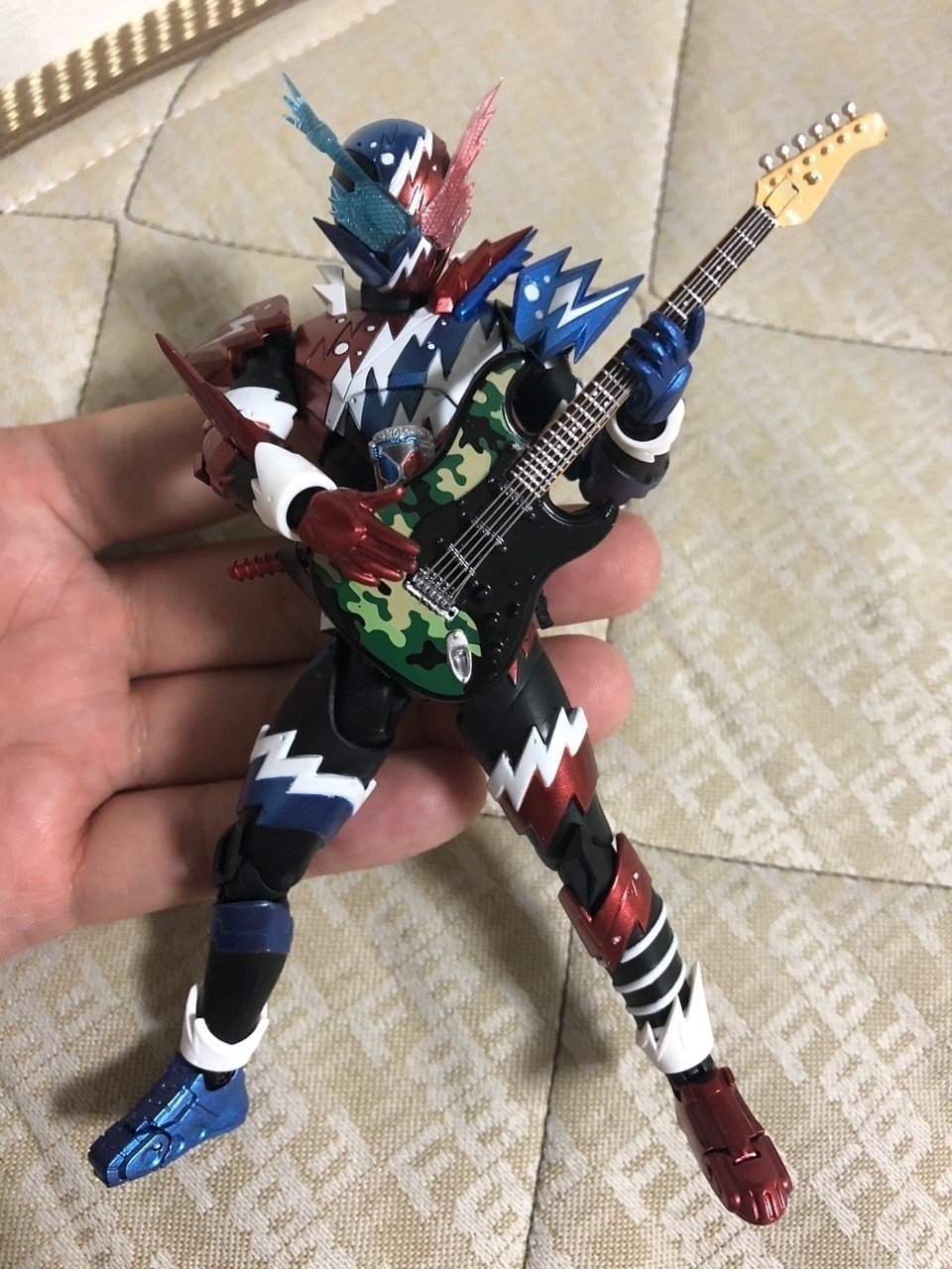 フィギュアに楽器を持たせてみよう！超造形1/12ギターが付属する食玩