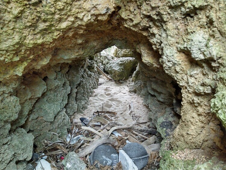 伊良部の南岸を捜索中に見つけた、岩盤を掘り抜いたトンネル。この浜に舟艇でも来ていたのだろうか？