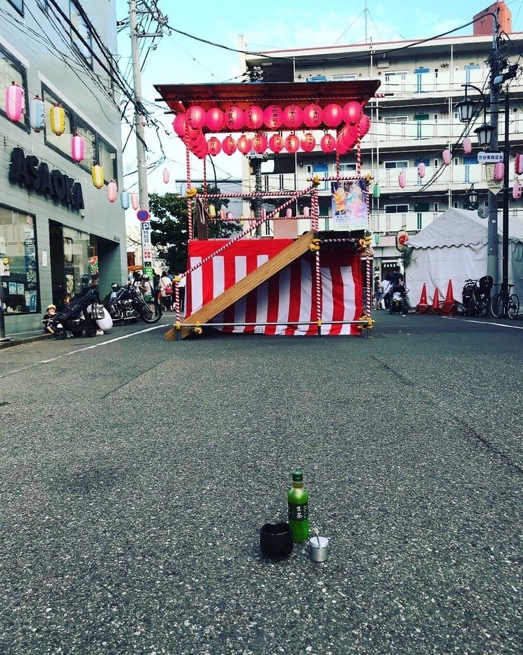 渋谷、氷川神社の宵宮で野点をしました。今回はペットボトルの緑茶を使ってお茶を点ててみます。

黒茶碗 夜雨
金属の茶匙
フィルムケース 見立野点茶器
ペットボトルの緑茶
独服

