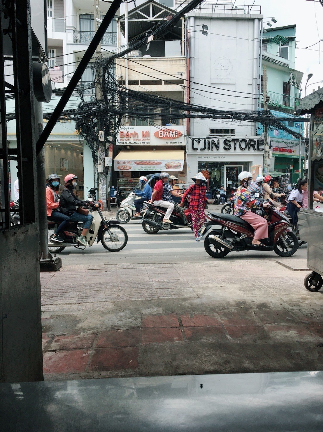 ベトナムでバイクに乗るなんて危なくないですか？」｜渋澤怜✍️🐈🎨  🇻🇳