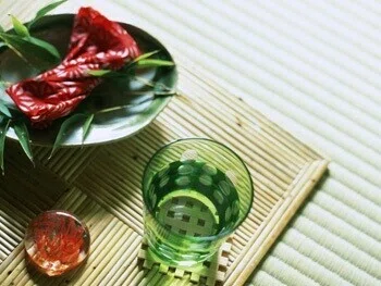 畳に転がり、耳を澄ます。　虫の音が響く、朝のひとときって貴重だよね♪
