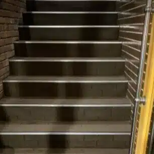 お笑いの斜め後ろ